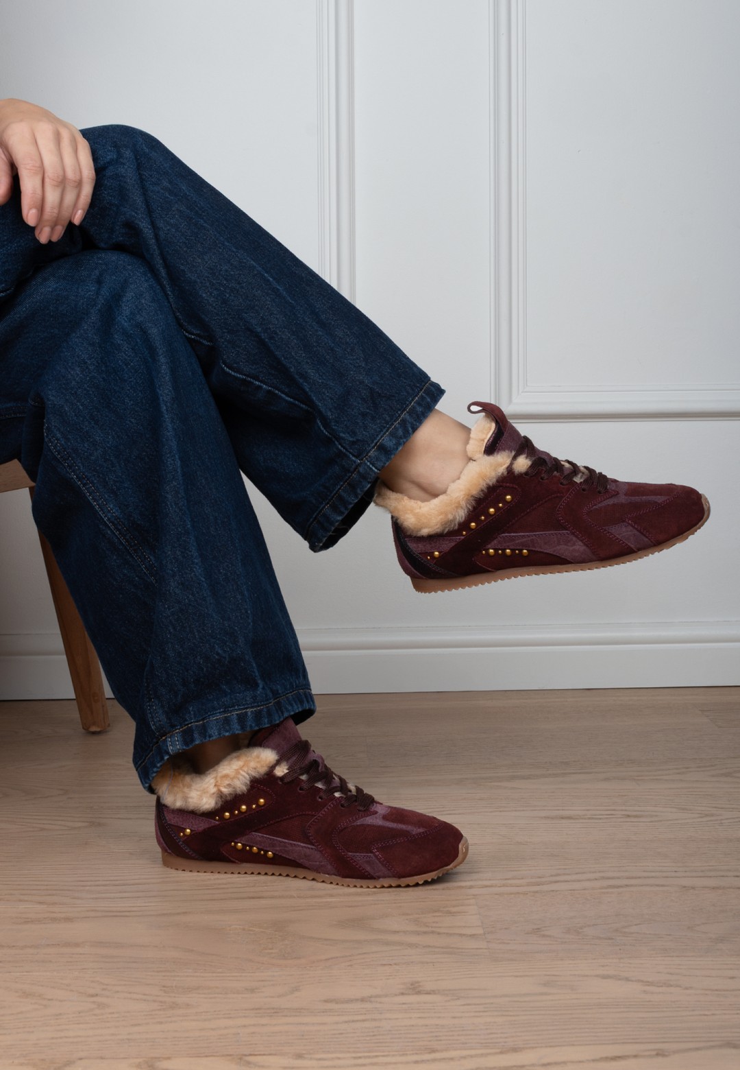 Lifestyle: HABOOB TAMARA bordeauxrode suède dames sneakers gedragen met donkerblauwe jeans