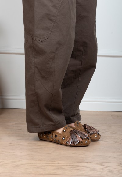 Poelman SERENA dames loafers in bruin suède met franjes, studs en decoratieve details – gedragen aan de voet