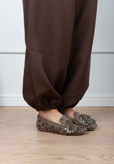 Poelman SERENA dames loafers in taupe suède met franjes, studs en decoratieve details – gedragen aan de voet