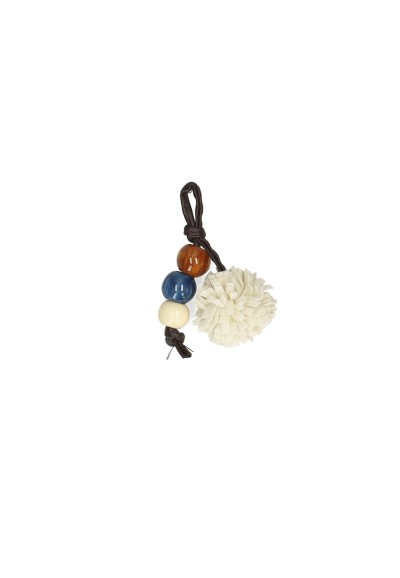 Weißer Schuh-Charm mit Pompon und drei dekorativen farbigen Perlen