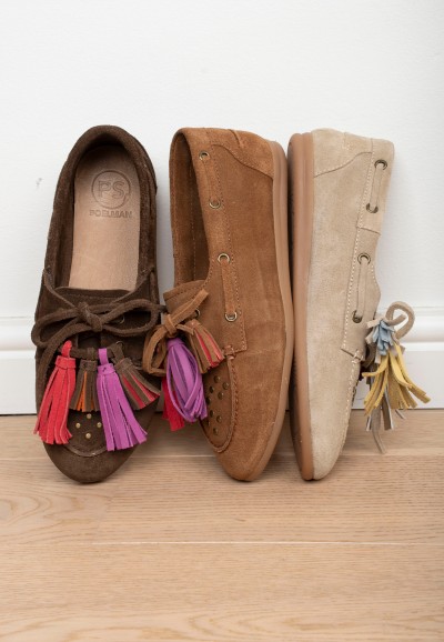 Lila Quasten mit Farbkombination als Dekoration an Poelman Schuhen