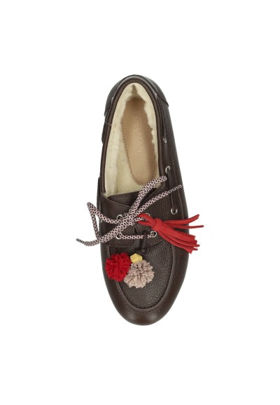 Rood met beige pompon shoe charm bevestigd aan bruine Poelman loafer