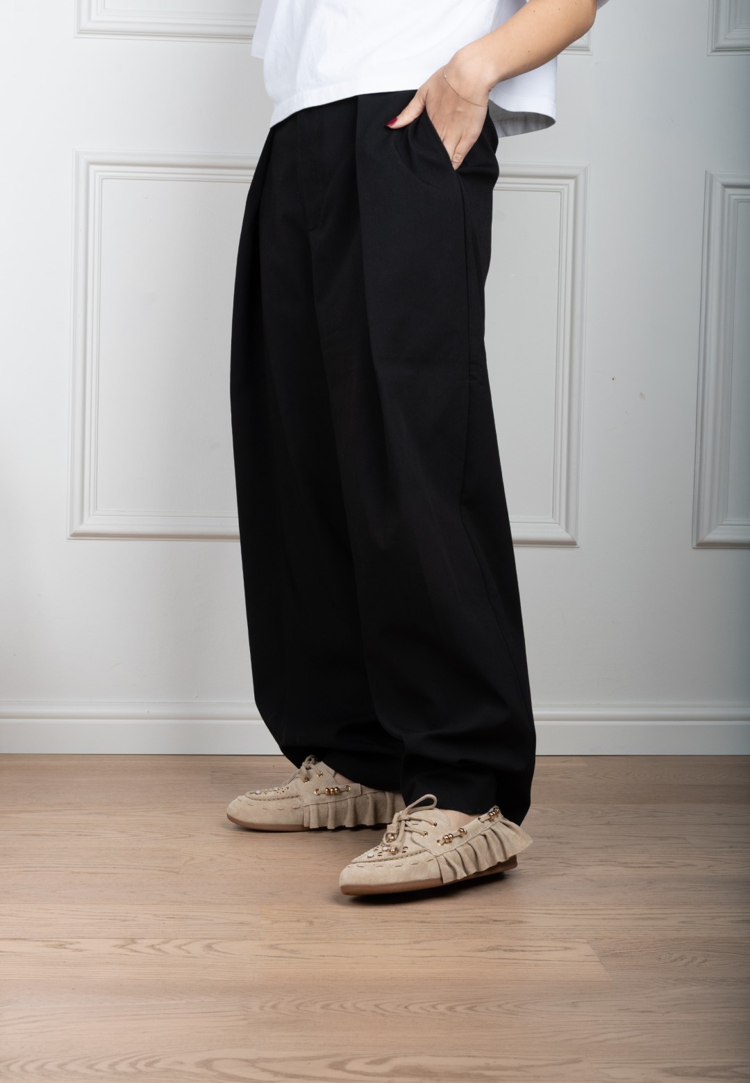 Poelman ORELIA zandkleurige suède loafers voor dames – gedragen aan de voet