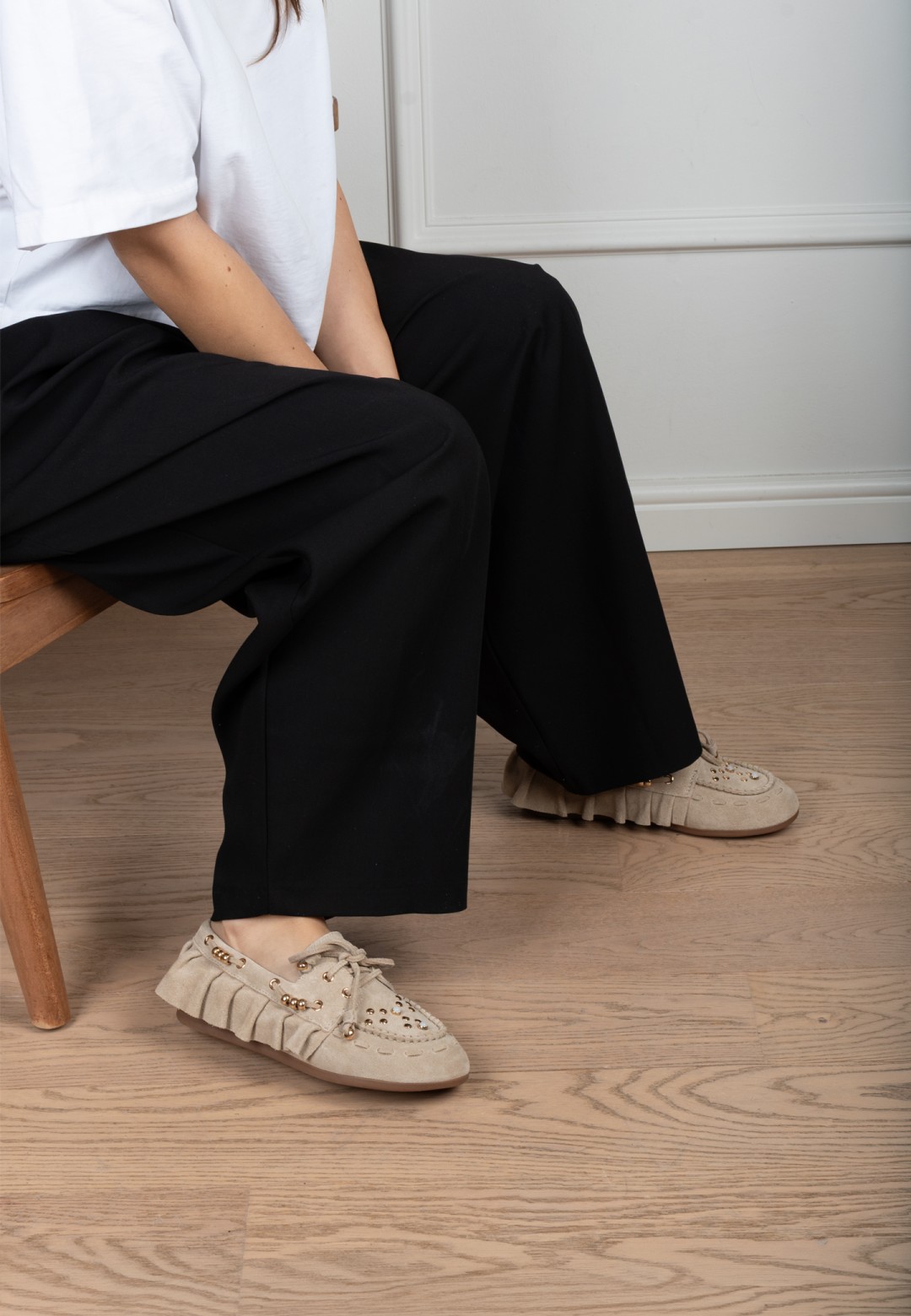 Poelman ORELIA zandkleurige dames loafers met franjes – zittend gedragen aan de voet
