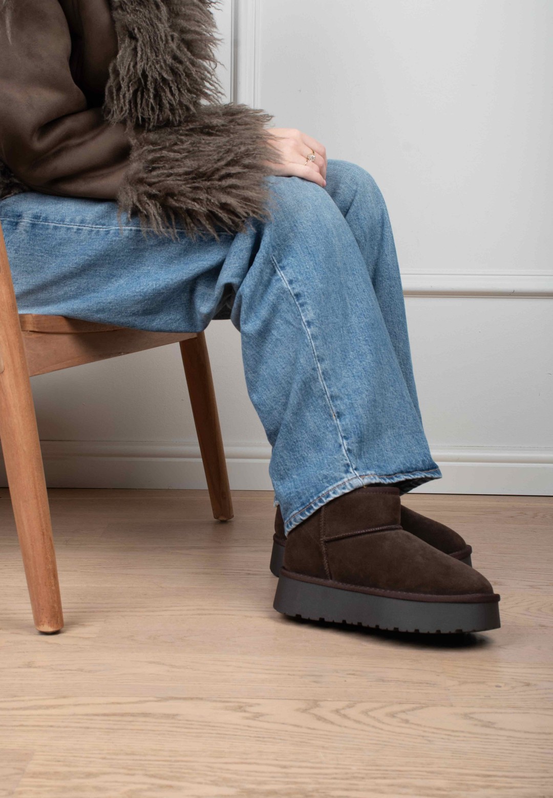 ELIZA donkerbruine warm gevoerde dames boots – gedragen zijaanzicht