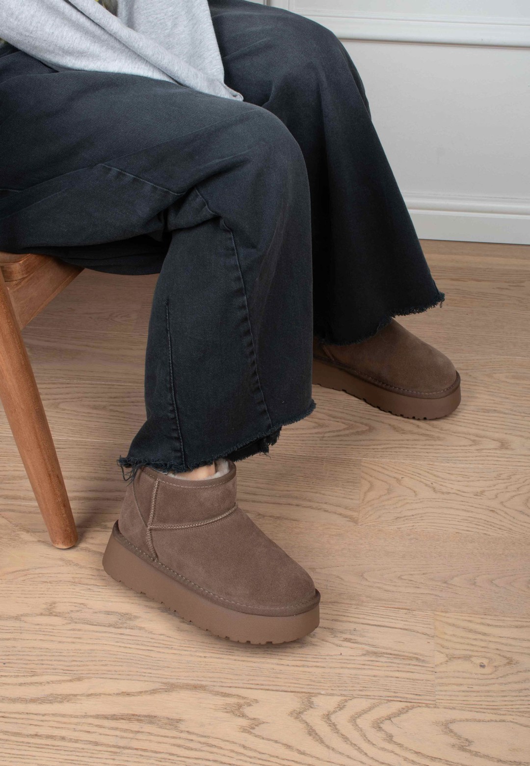 ELIZA brown boots with tread sole – bottom view