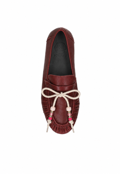 Poelman dunkelroter Damen-Loafer mit beigen Schnürsenkeln und rosa Perlen