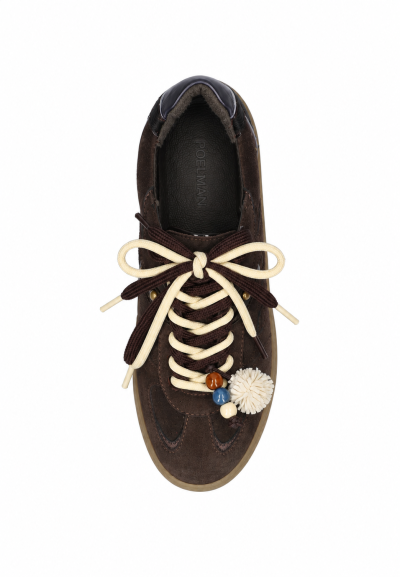 Light yellow 115 cm laces in brown Poelman sneaker with shoe charm