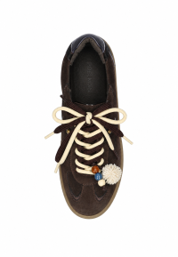 Weißer Schuh-Charm mit Pompon und drei farbigen Perlen an braunem Poelman Sneaker