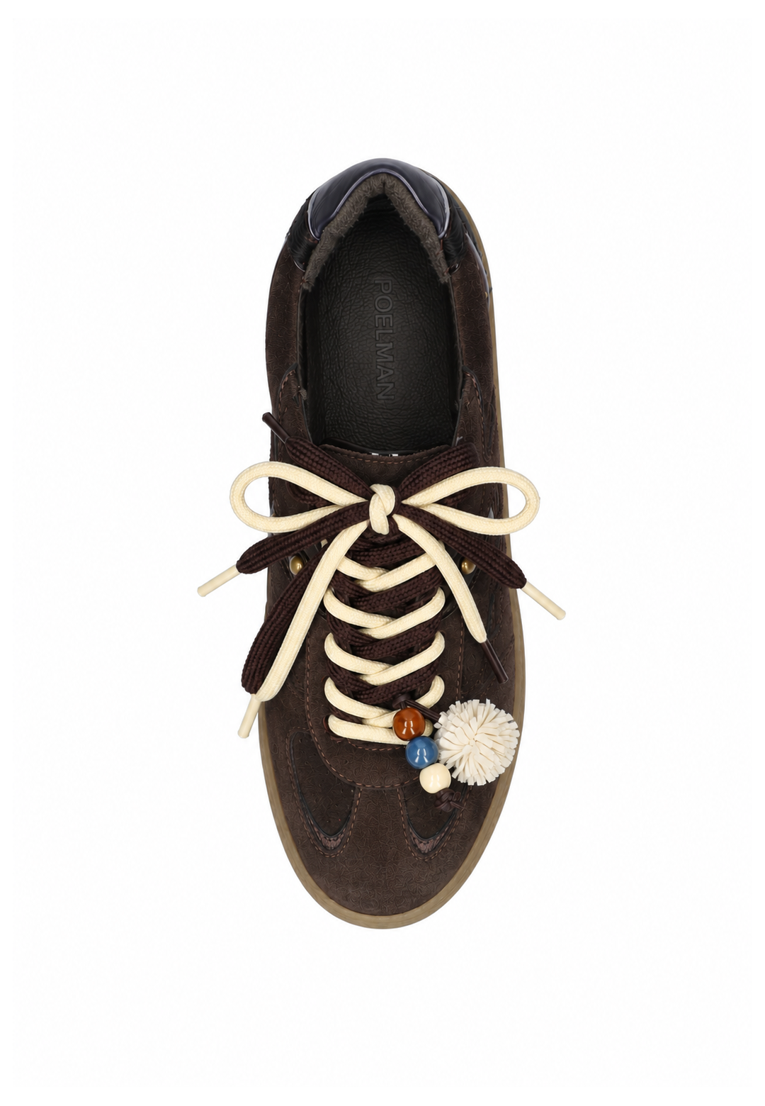 Weißer Schuh-Charm mit Pompon und drei farbigen Perlen an braunem Poelman Sneaker