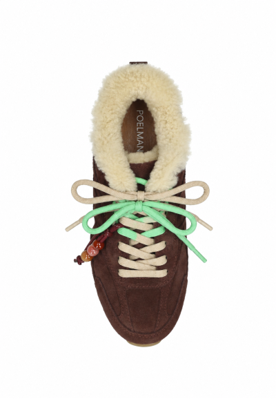 Brauner Poelman Sneaker mit mittelgrünen und beigen Schnürsenkeln und dekorativen Perlen.