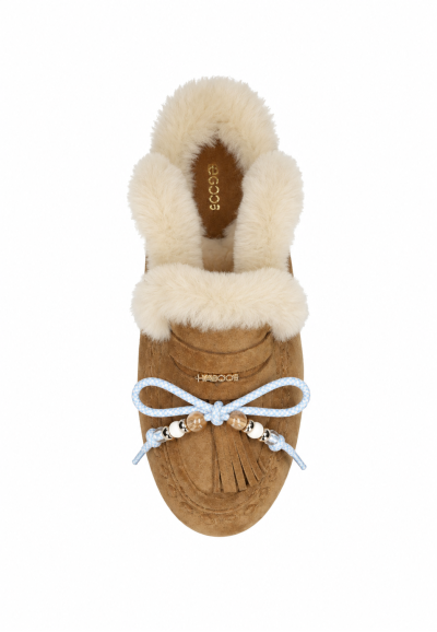 Kurze hellblaue 53-cm-Schnürsenkel, gestylt auf einem braunen Loafer