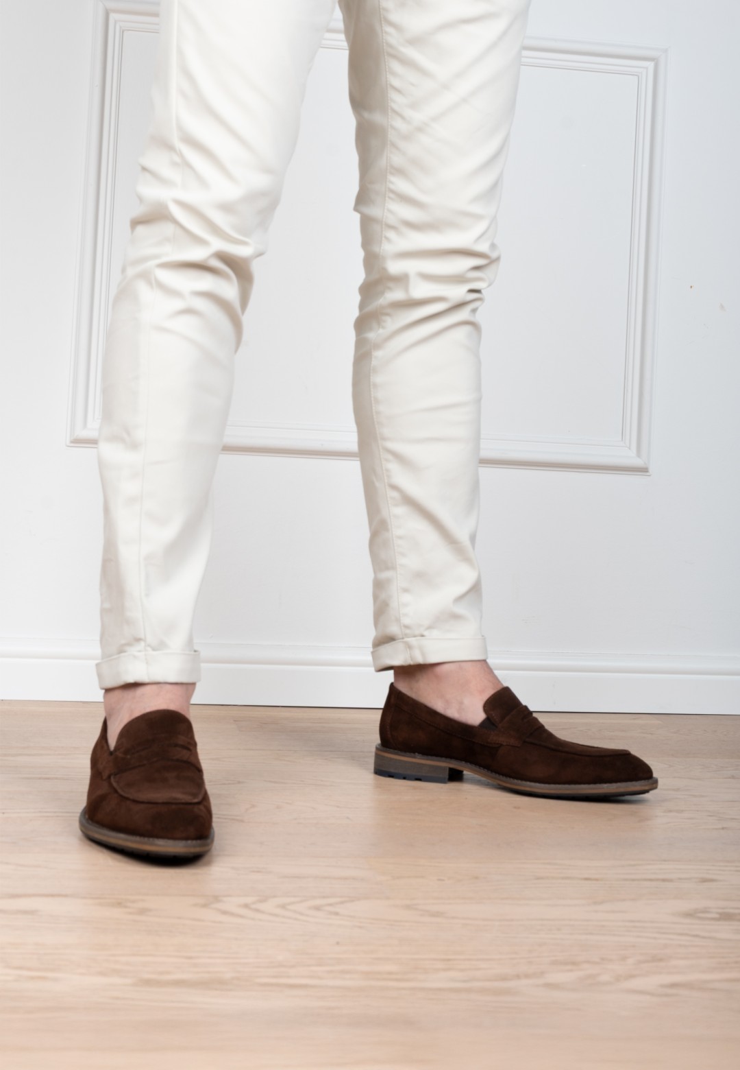 HABOOB ENGADIN braune Herren Loafer aus Veloursleder am Fuß