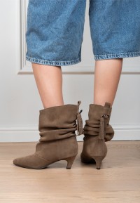 Poelman PRUE braune Damenstiefel aus Wildleder kombiniert mit Jeans