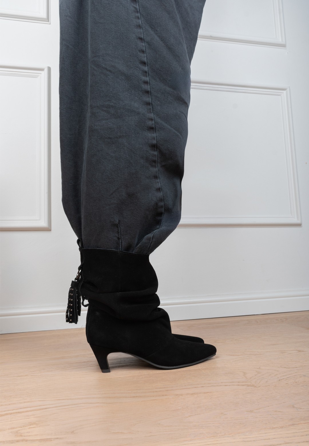 Poelman PRUE zwarte suède dames laarzen gedragen met donkere jeans