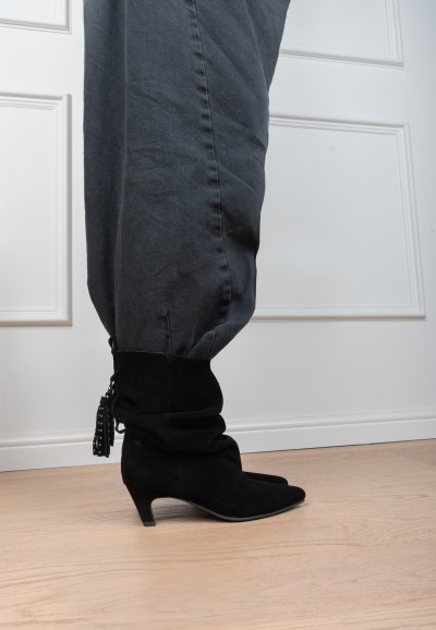 Poelman PRUE schwarze Wildlederstiefel kombiniert mit dunkler Jeans