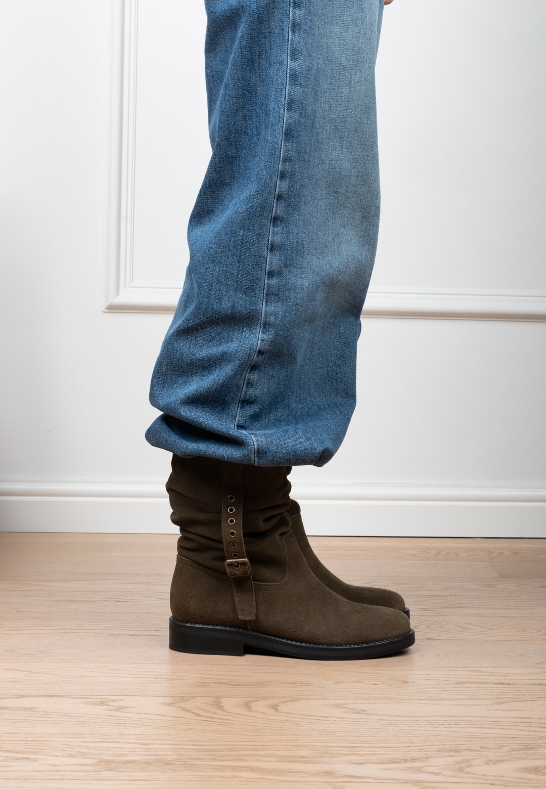 Poelman LIZ olivgrüne Wildlederstiefel kombiniert mit einer blauen Jeans – Seitenansicht