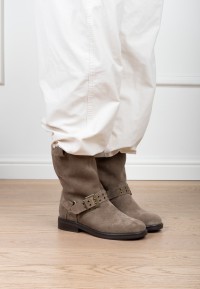 Poelman LIZ suède laarzen gedragen onder een witte broek