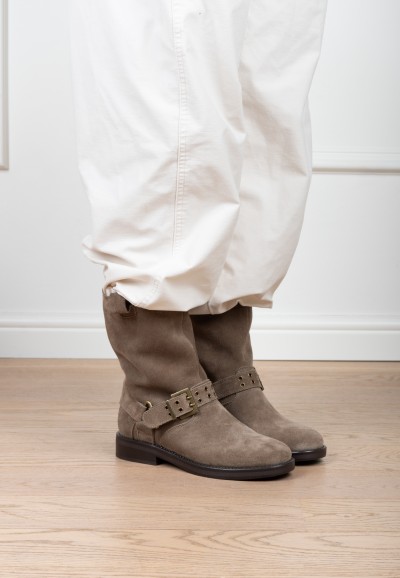 Poelman LIZ suède laarzen gedragen onder een witte broek