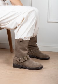 Poelman LIZ dameslaarzen gestyled met een witte broek – zijaanzicht