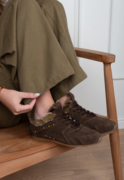 HABOOB TAMARA bruine suède dames sneakers gedragen met bruine outfit
