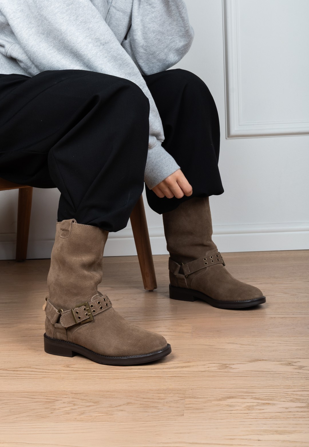 Poelman BAMBI braune Damen-Stiefeletten aus Wildleder am Model