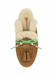 Kurze mittelgrüne Schnürsenkel 53 cm mit Perlen an braunem Loafer