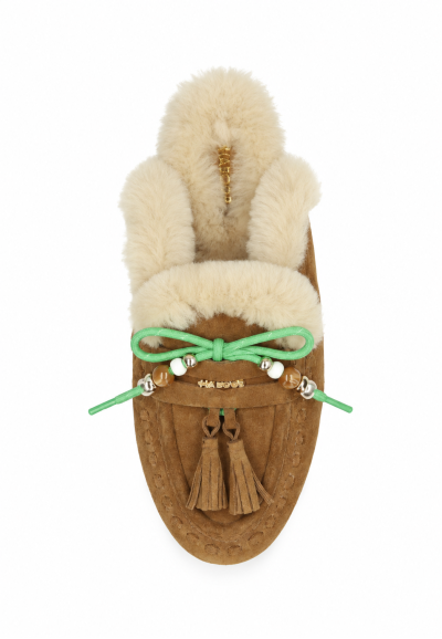 Kurze mittelgrüne Schnürsenkel 53 cm mit Perlen an braunem Loafer