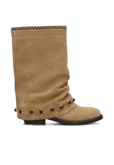 HABOOB CAMILLE beige suède enkellaarzen met studs – zijaanzicht