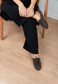 Braune Poelman VITA Loafer kombiniert mit schwarzer Hose – lässiger Damenlook