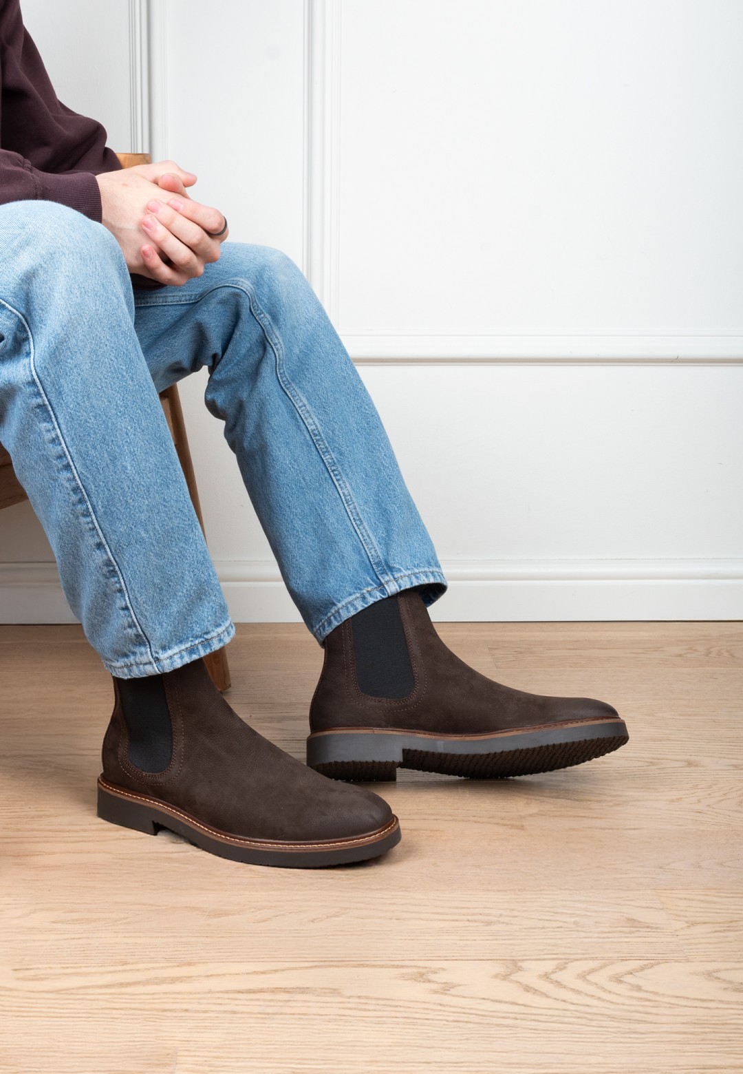 Poelman HUDSON donkerbruine leren Chelsea boots gedragen met blauwe jeans zittend zijaanzicht