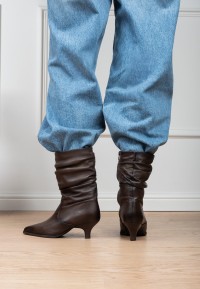 Poelman NOA donkerbruine enkellaarzen gecombineerd met wide leg jeans achteraanzicht