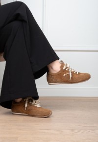 Poelman TAMARA dunkelbeige Wildleder Sneaker getragen mit weiter schwarzer Hose Seitenansicht