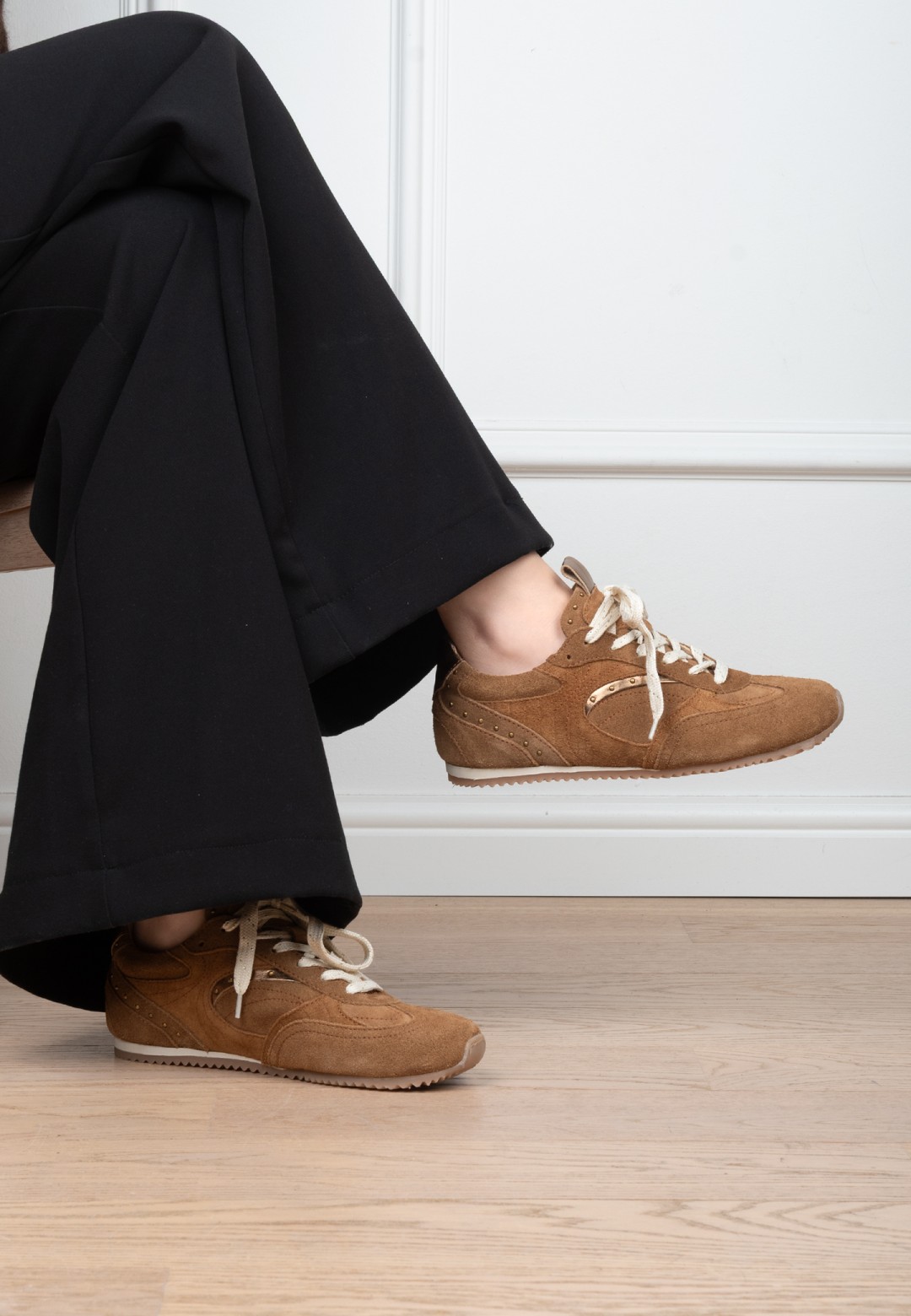 Poelman TAMARA dunkelbeige Wildleder Sneaker getragen mit weiter schwarzer Hose Seitenansicht