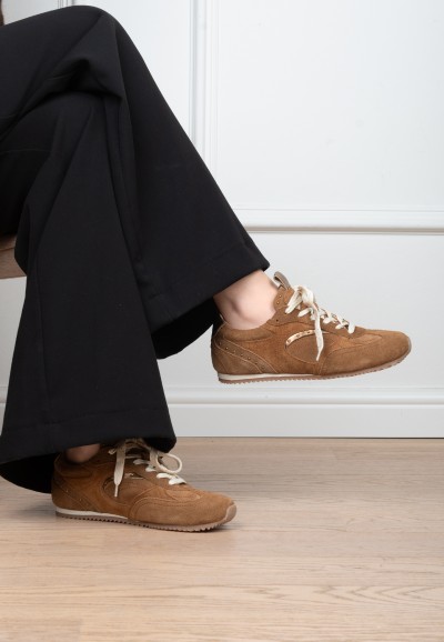 Poelman TAMARA dunkelbeige Wildleder Sneaker getragen mit weiter schwarzer Hose Seitenansicht