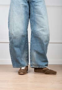 Poelman TAMARA bruine sneakers gecombineerd met blauwe jeans vooraanzicht