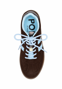 Lange hellblaue Schnürsenkel in dunkelbraunem Sneaker.