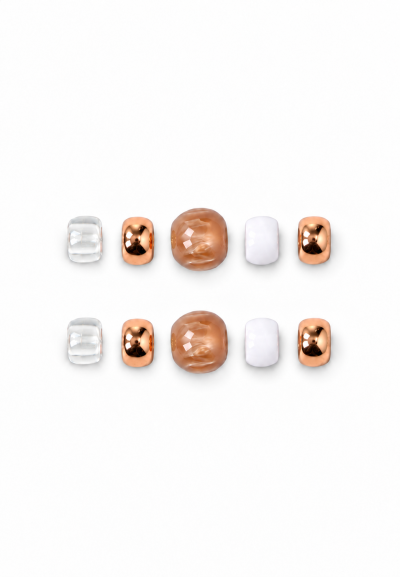 Braune, weiße und goldfarbene dekorative Perlen aus dem Shoe Charm Set