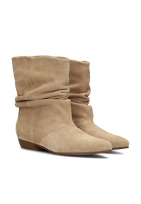 Poelman VIANA beige suède laarzen met spitse neus en lage hak – schuin zijaanzicht