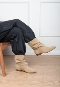 Poelman VIANA beige slouchy laarzen gecombineerd met een donkere jeans – gedragen zijaanzicht